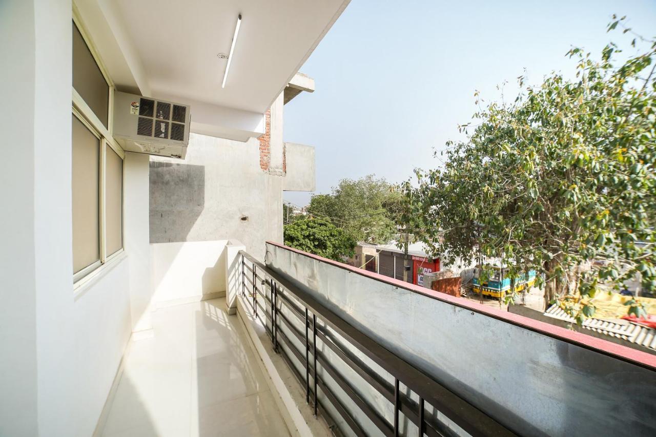 Live On Del5542 Hotel New Delhi Exterior photo