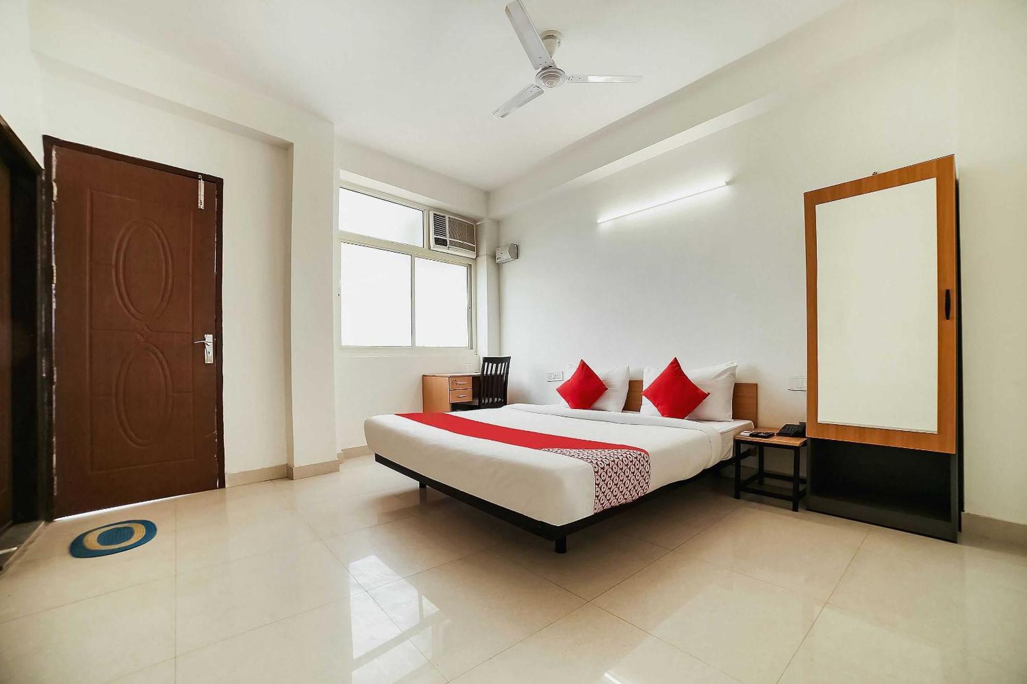 Live On Del5542 Hotel New Delhi Exterior photo