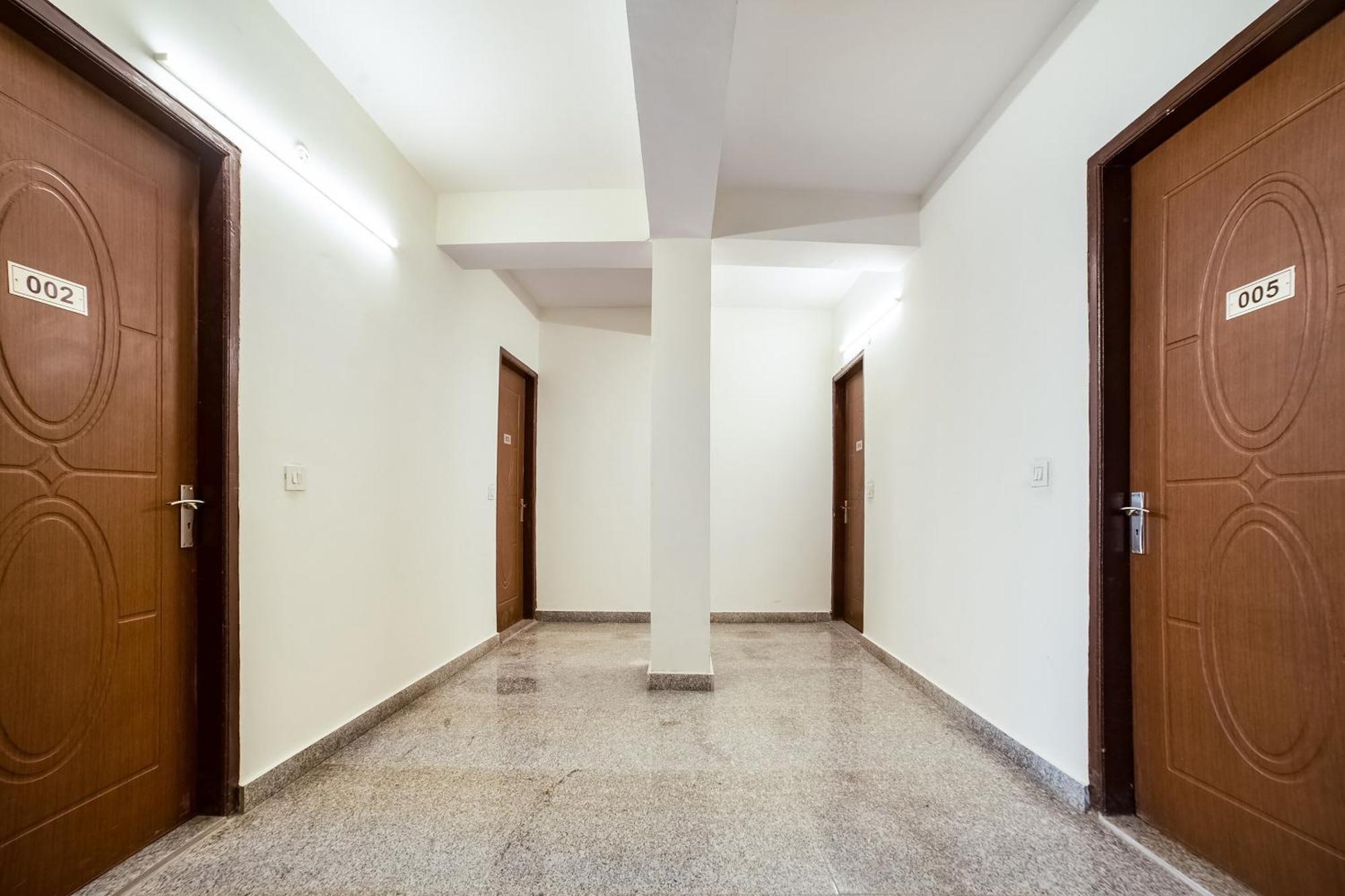 Live On Del5542 Hotel New Delhi Exterior photo